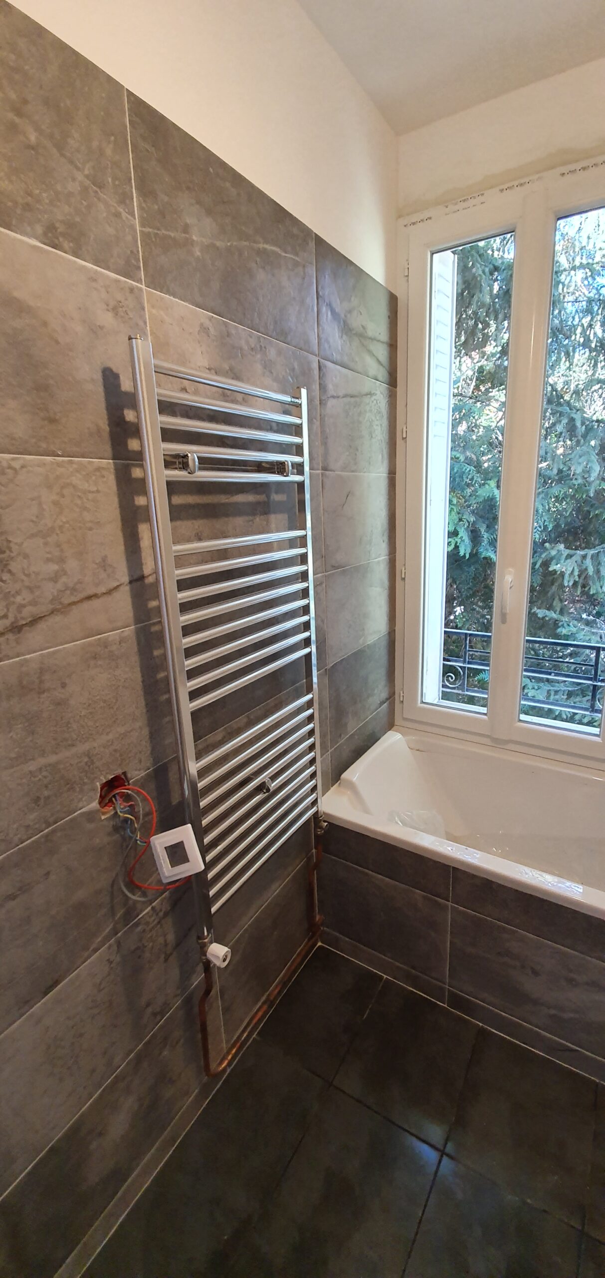 Création douche à l'italienne quartier Lourmel Paris 15 avec paroi fixe en verre et carrelage grand format
