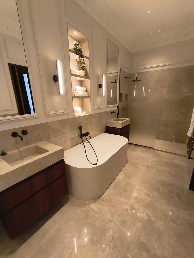 Rénovation complète salle de bain haut de gamme avec marbre de Carrare à Versailles, robinetterie encastrée et douche