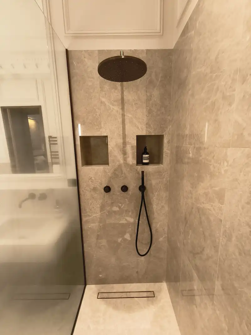 Création douche à l'italienne sur mesure dans le quartier Convention à Paris 15, avec receveur extra-plat et paroi vitrée