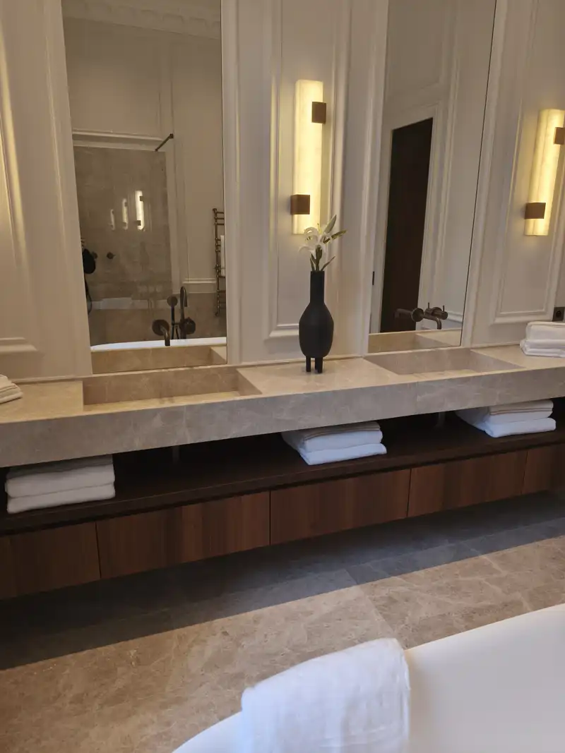 Aménagement petite salle de bain avec receveur extra-plat et optimisation de l'espace dans le quartier Vaugirard à Paris 15